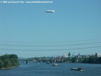 Luftschiff über dem Rhein bei Mainz
